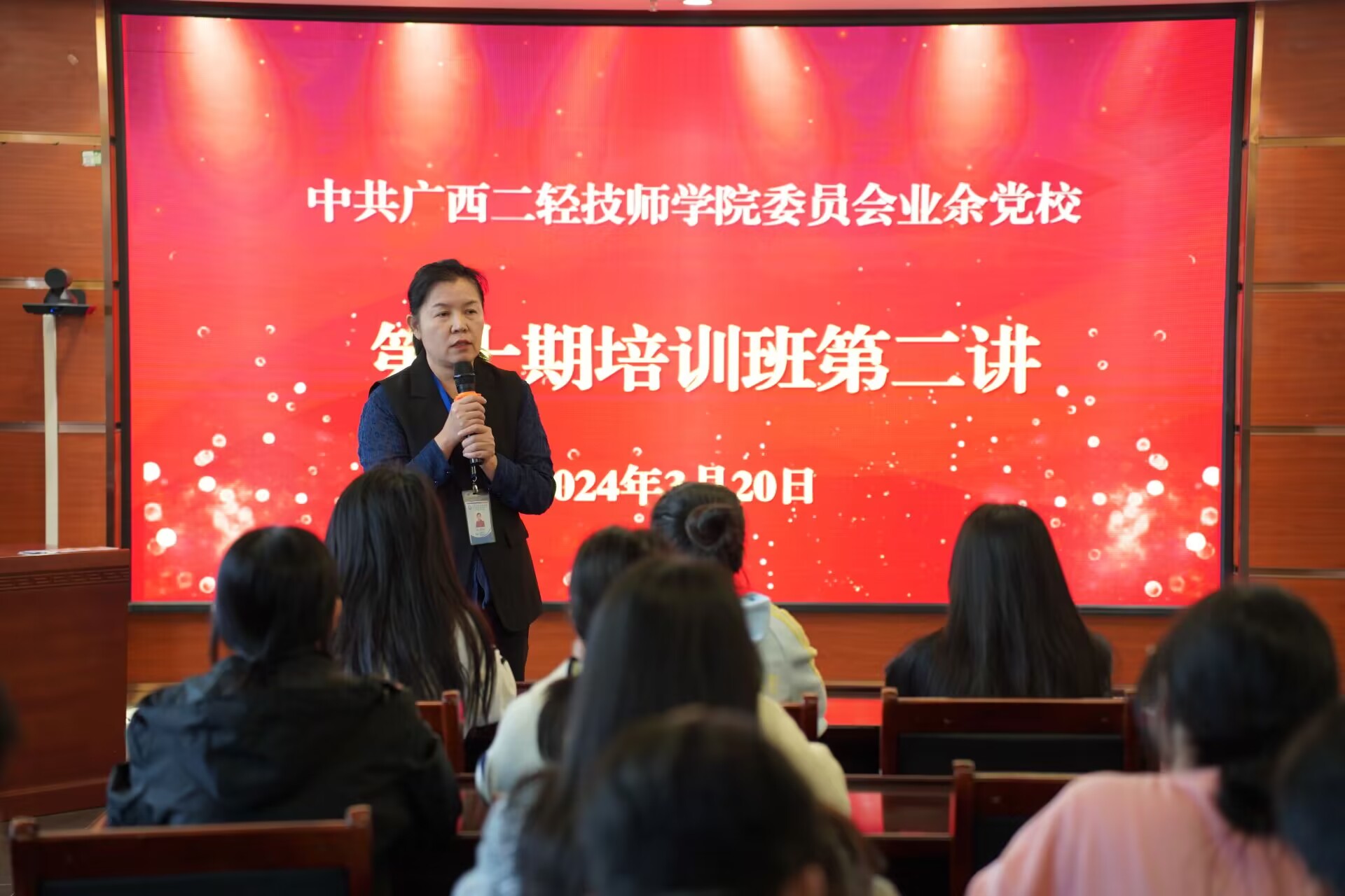 韦杰梅同志讲党课.jpg