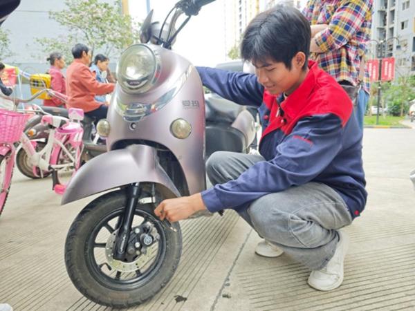 学院志愿者为社区居民维修家电.jpg