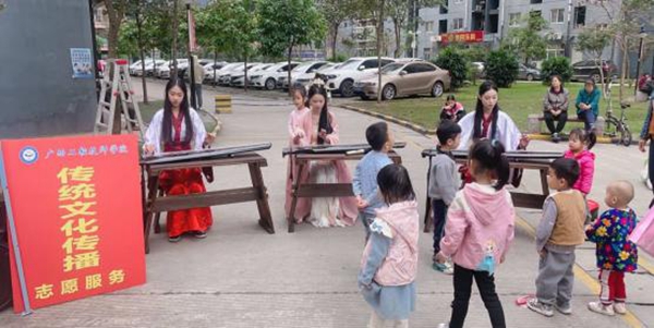 学院志愿者在社区宣传古琴文化(1).jpg