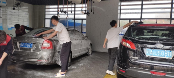 学院志愿者清洗汽车.jpg