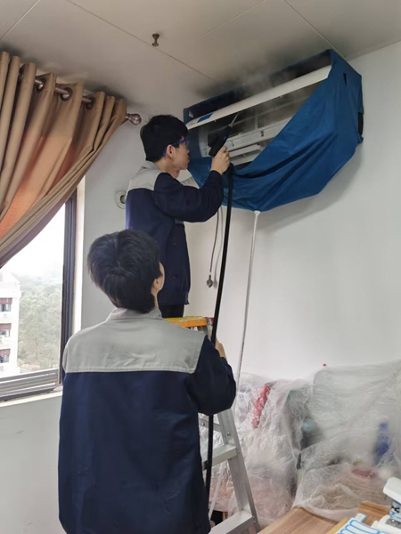 志愿者维修、清洗校园空调.jpg