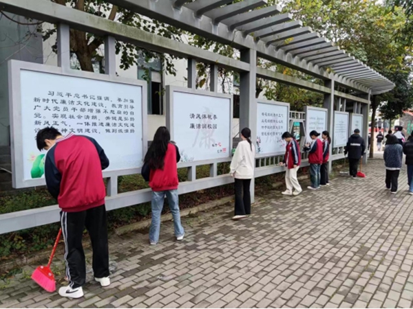 学院志愿者打扫校园.jpg