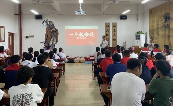 现代服务系黄园密老师和红十字会卢杰老师为学生们科普救护知识2.jpg