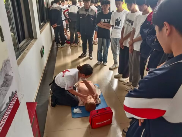 红十字会老师给同学们示范急救流程2.jpg