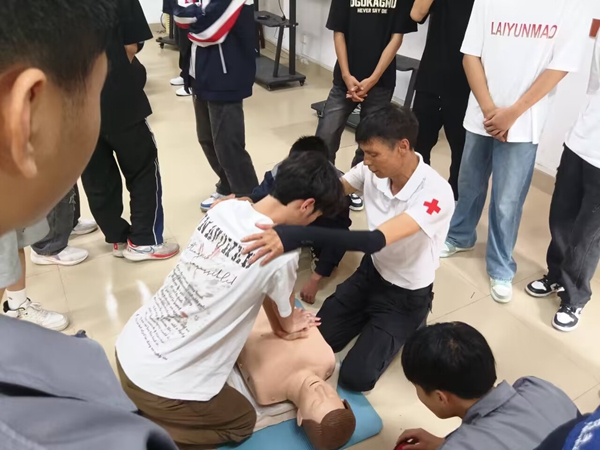 同学们在老师的示范指导下实践急救方法2.jpg