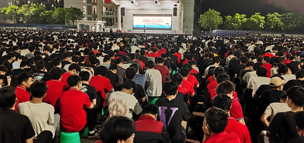同学们在现场认真听讲3.jpg