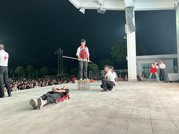 同学们上台进行模拟演练1.jpg