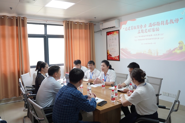 双方领导进行座谈.jpg