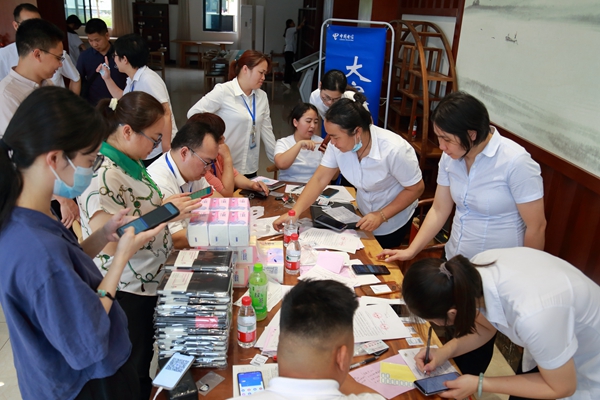 两个支部的党员为教职工办理电信大流量卡.jpg