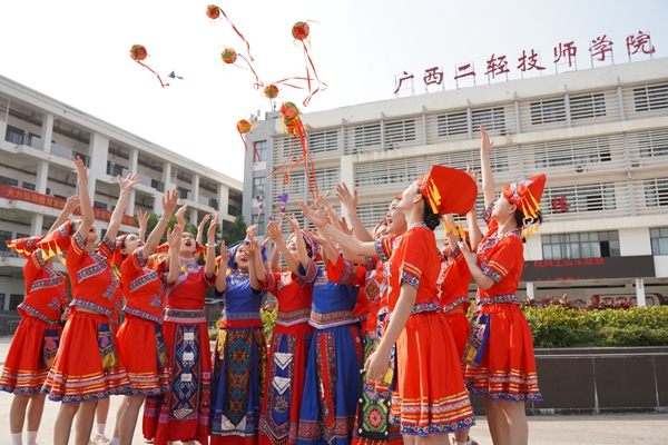 活动现场欢声笑语.jpg