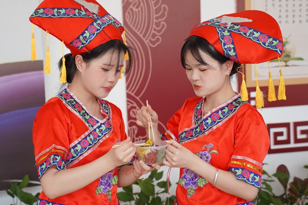 品尝五色糯米饭.jpg