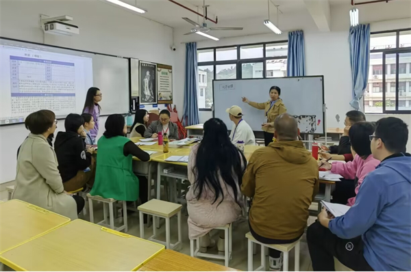 图3:教师发展研究中心主任雷一萍指导公共基础部参赛团队.jpg