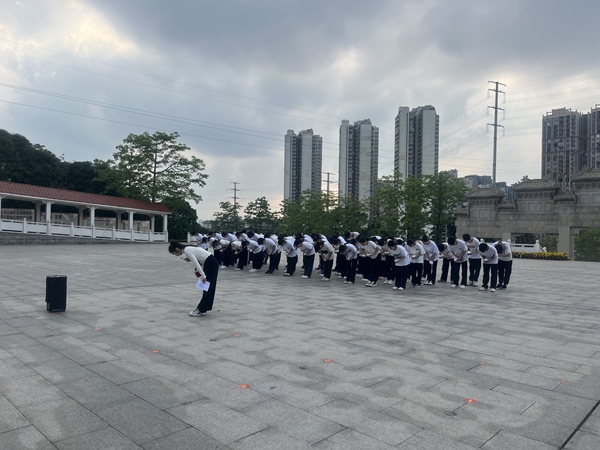 向革命先烈鞠躬.jpg