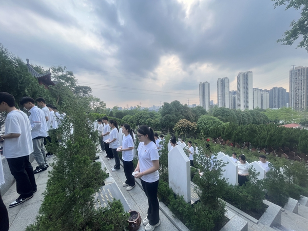 向革命先烈敬献小白花.jpg