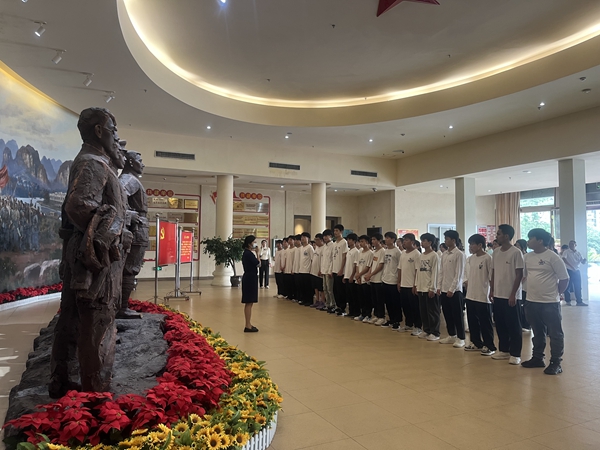 同学们参观广西革命纪念馆 (2).jpg