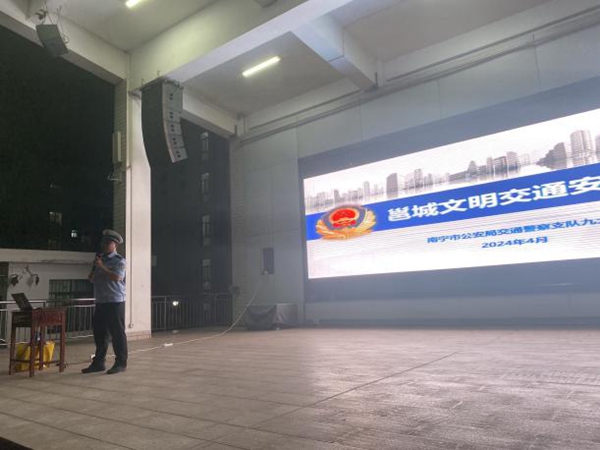 交通警察支队九大队莫宇警官为同学们介绍此次讲座1.jpg