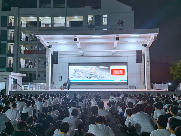 交通警察支队九大队莫宇警官为同学们普及交通安全知识1.jpg