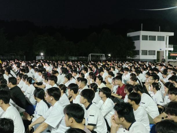 交通警察支队九大队莫宇警官为同学们介绍此次讲座2.jpg
