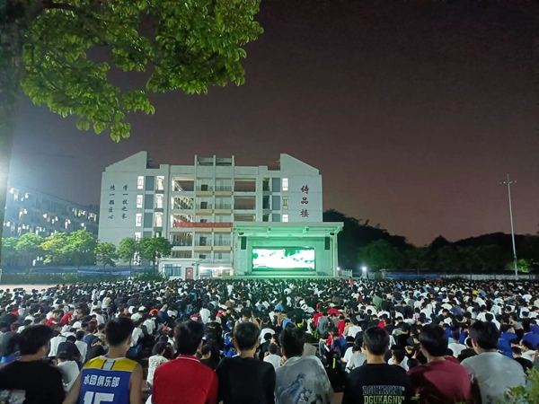 同学们在认真观看影片.jpg