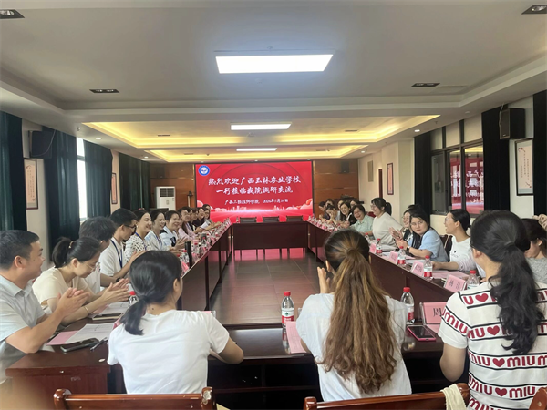 图1:座谈会现场.png