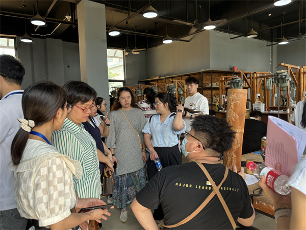 图7:参观玉雕实训室.jpg