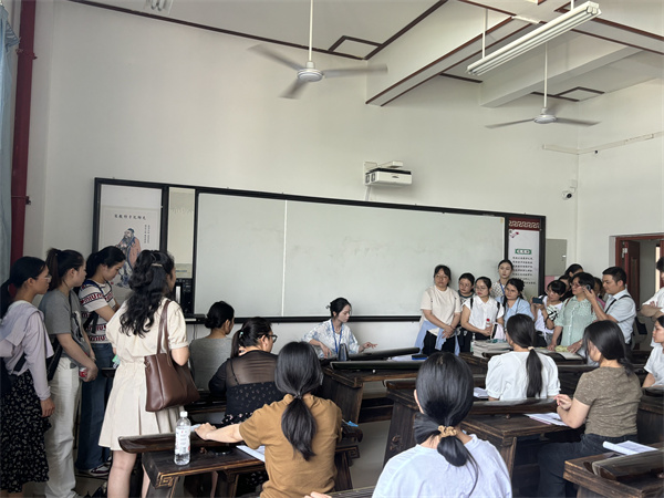 图8:参观古琴教室.jpg