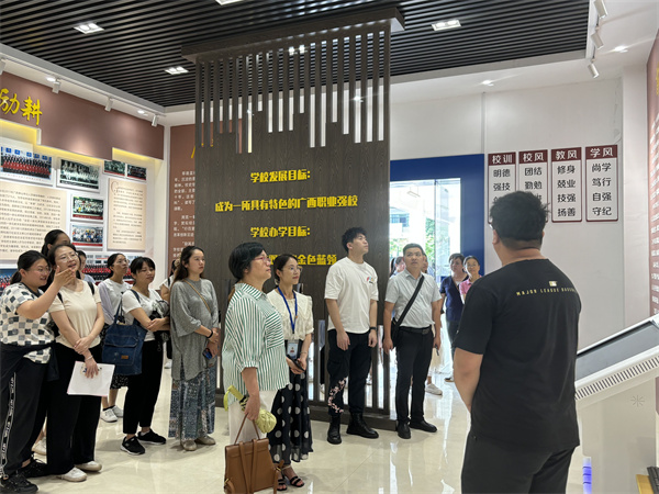 图9:参观校史荣誉馆.jpg
