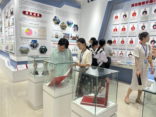 图10:参观教育教学成果展馆.jpg