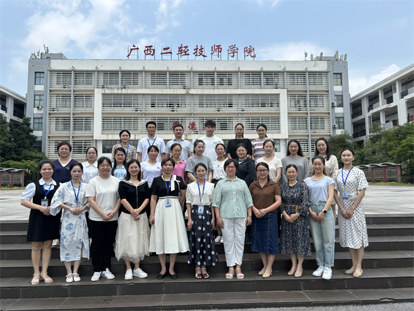 图11:广西玉林农业学校教师与我院教师的大合照.jpg