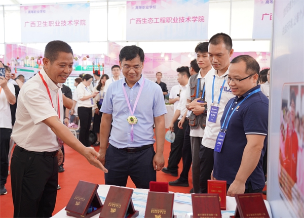 自治区教育厅职成处处长覃壮才到我院展位参观指导.jpg