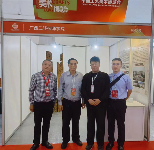 自治区工业和信息化厅二级巡视员杨富刚(左2)、广西工艺美术协会会长张利梓(左1)、自治区工业和信息化厅轻工处二级主任科员李川(右1)、广西二轻技师学院工艺美术专业徐明煜老师(右2).jpg