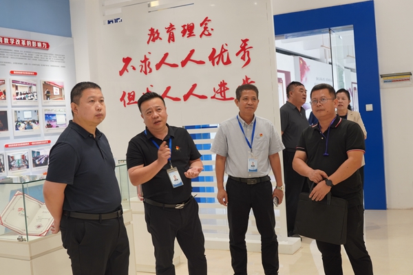 参观校史馆、教育教学成果展馆.jpg