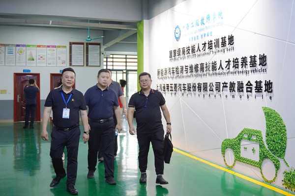 参观汽车工程系智能网联汽车自动驾驶应用一体化工作站 (1).jpg
