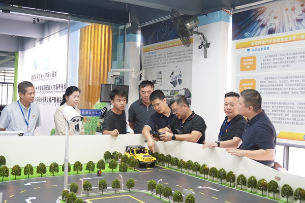 参观汽车工程系智能网联汽车自动驾驶应用一体化工作站 (2).jpg