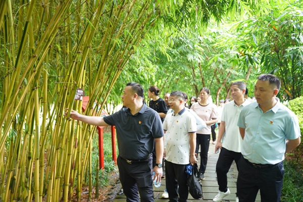 参观竹园廉政文化主题园 (1).jpg