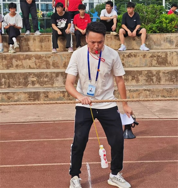 汽车工程系学管副主任兰礼波担任裁判.jpg