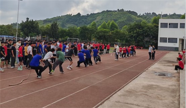 班主任带领班级同学为比赛选手呐喊、助威.jpg