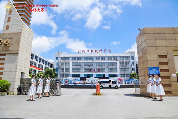 礼仪接待为与会嘉宾做引导.jpg