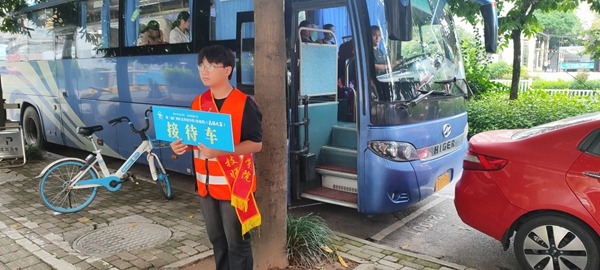 志愿者接待与会嘉宾.jpg