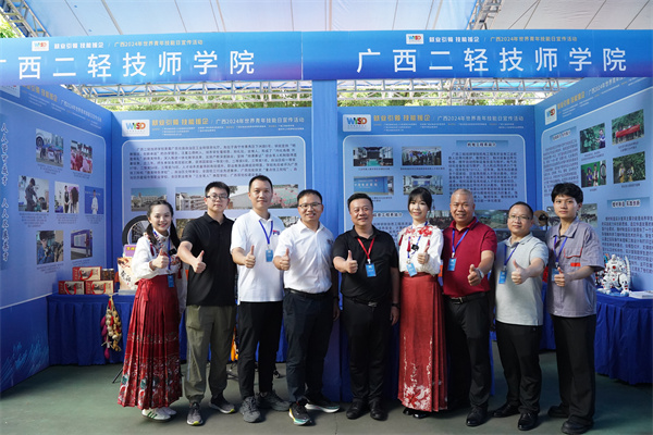 参展人员合影.jpg