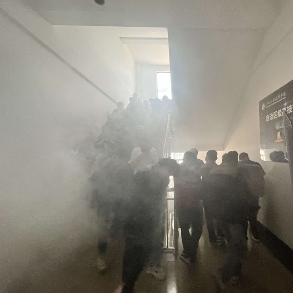 学生用衣服捂住口鼻有序撤离.jpg
