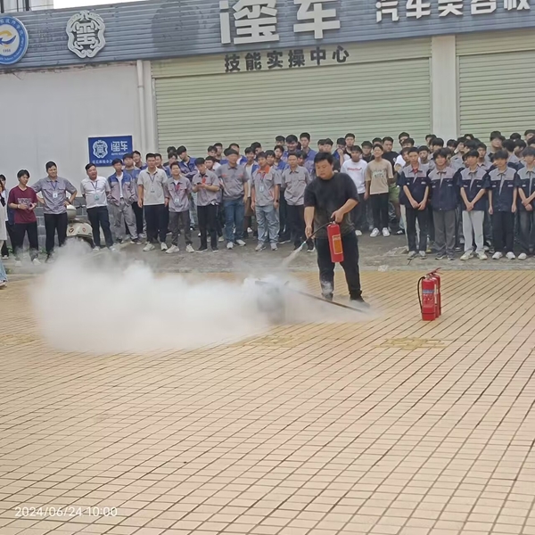 系部学管干事陆鸿企现场灭火教学.jpg