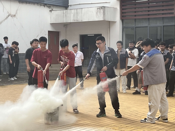 学生体验灭火器的使用.jpg