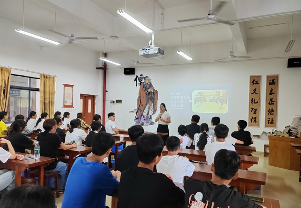 农小婷副主任进行专业介绍.jpg