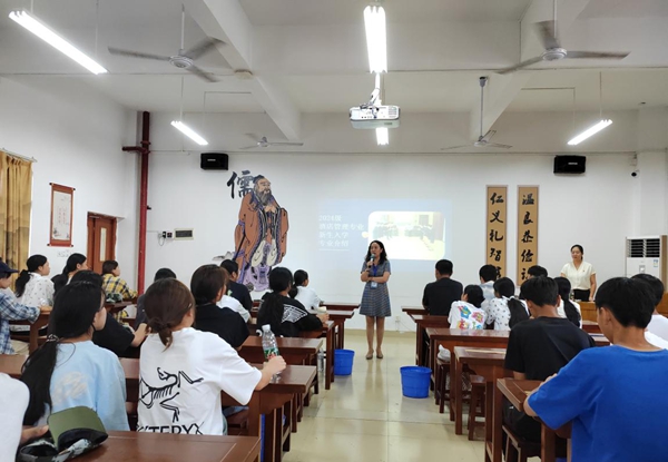 麦芳科长为同学们加油打气.jpg