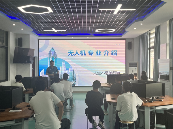 无人机 龙冠良.jpg