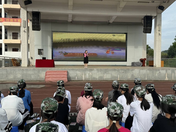 刘媛媛老师正在讲解《弟子规》.jpg
