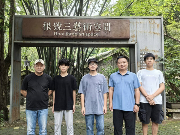 8.实习指导老师到根号三雕刻工作室看望学生.jpg