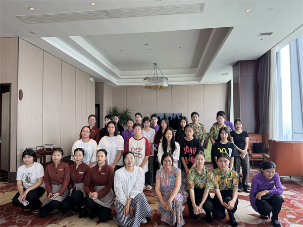 10.实习指导老师到南宁港昌房地产有限公司南湖名都大酒店看望学生.jpg