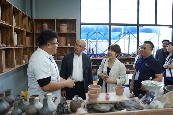 参观工艺美术实训室和展厅.jpg